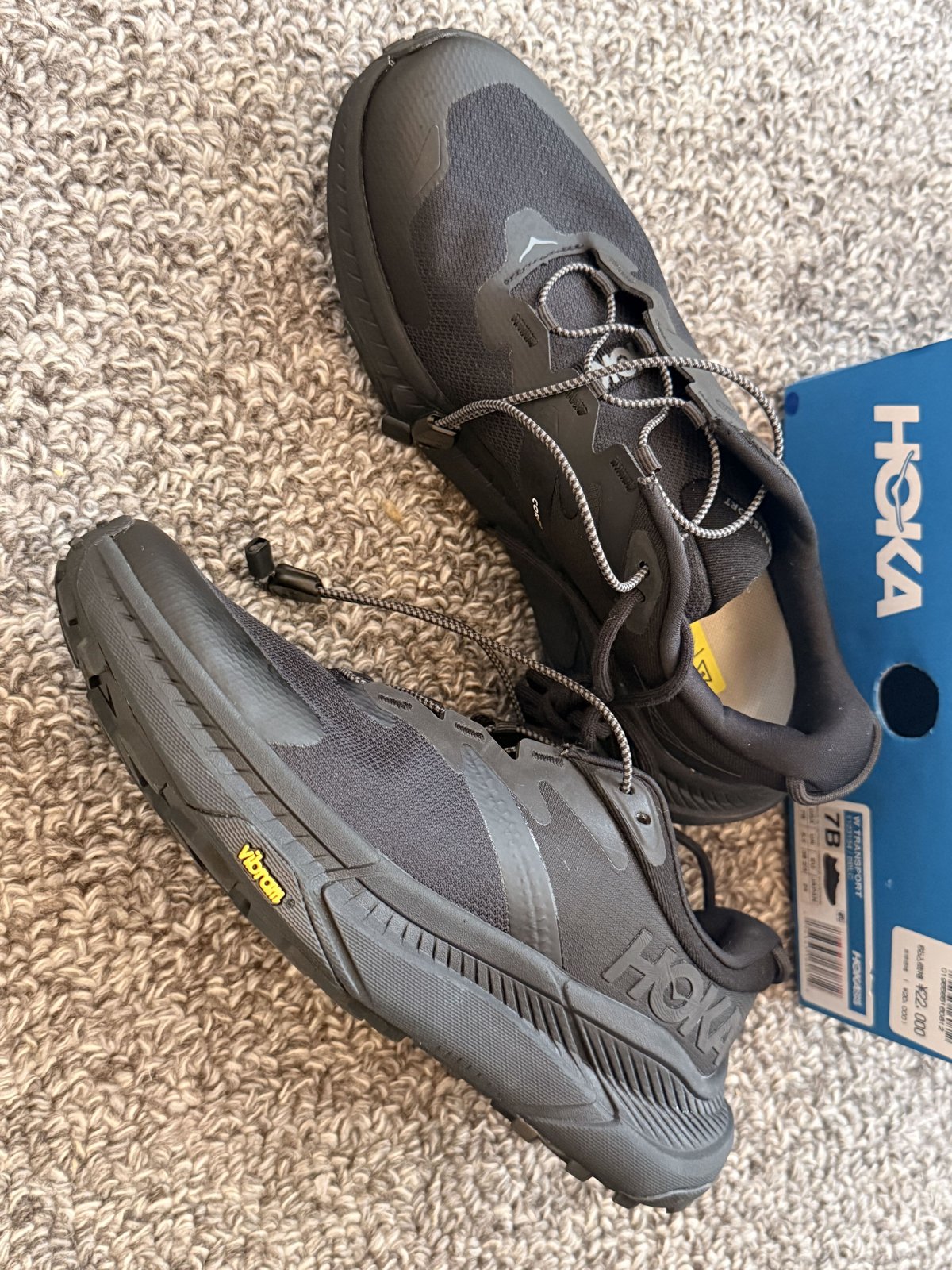 HOKAトランスポートの横から見たところ。靴底に黄色いVibramのロゴとゴムのトグル紐